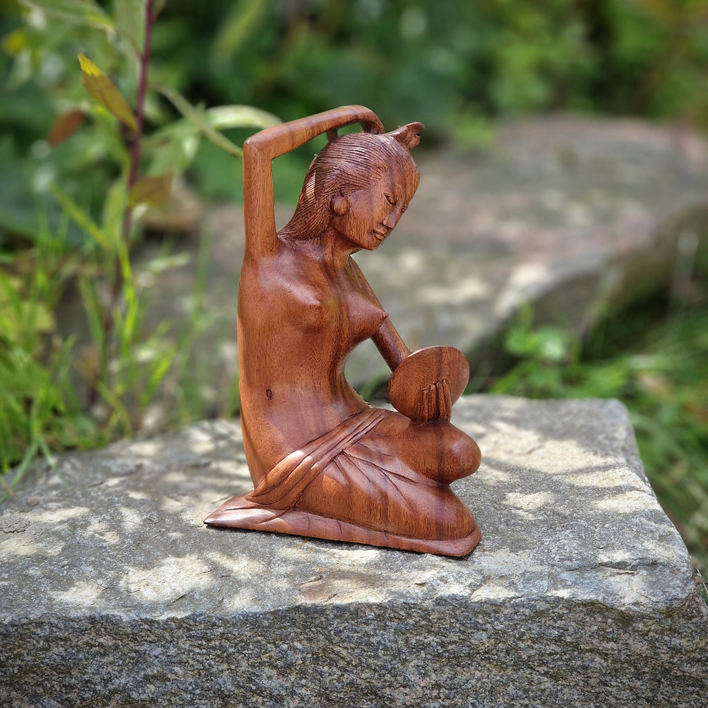 Holzskulptur Frau mit Spiegel 20 x 15 cm Holzfigur Kunsthandwerk aus Bali