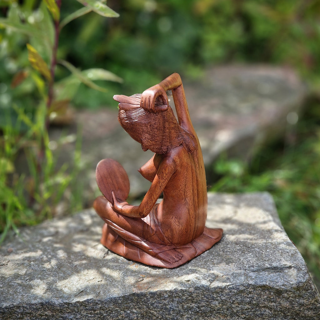 Holzskulptur Frau mit Spiegel 20 x 15 cm Holzfigur Kunsthandwerk aus Bali