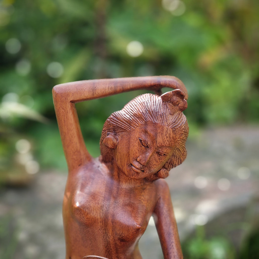 Holzskulptur Frau mit Spiegel 20 x 15 cm Holzfigur Kunsthandwerk aus Bali