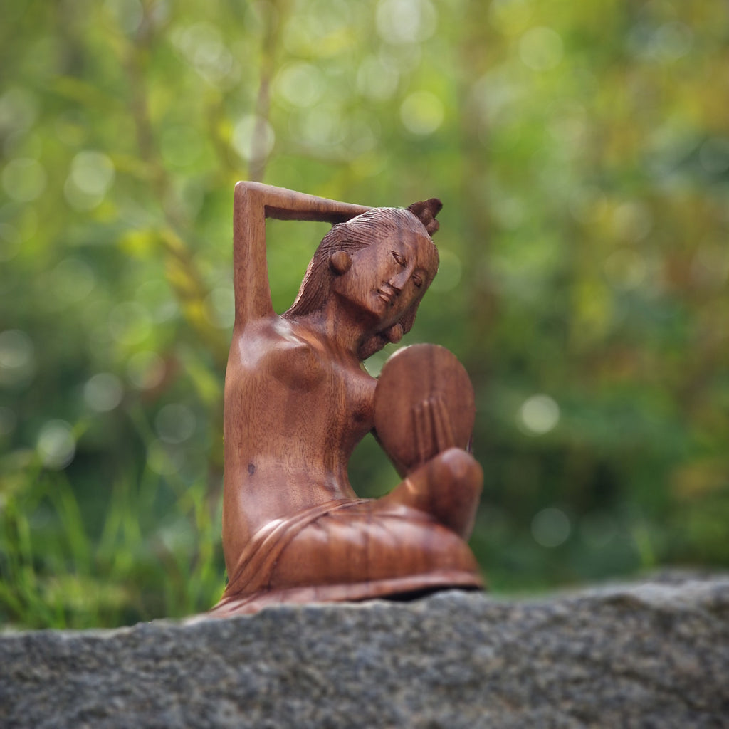 Holzskulptur Frau mit Spiegel 20 x 15 cm Holzfigur Kunsthandwerk aus Bali