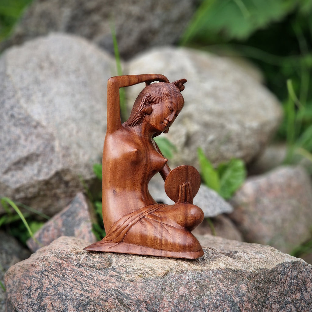 Holzskulptur Frau mit Spiegel 20 x 15 cm Holzfigur Kunsthandwerk aus Bali