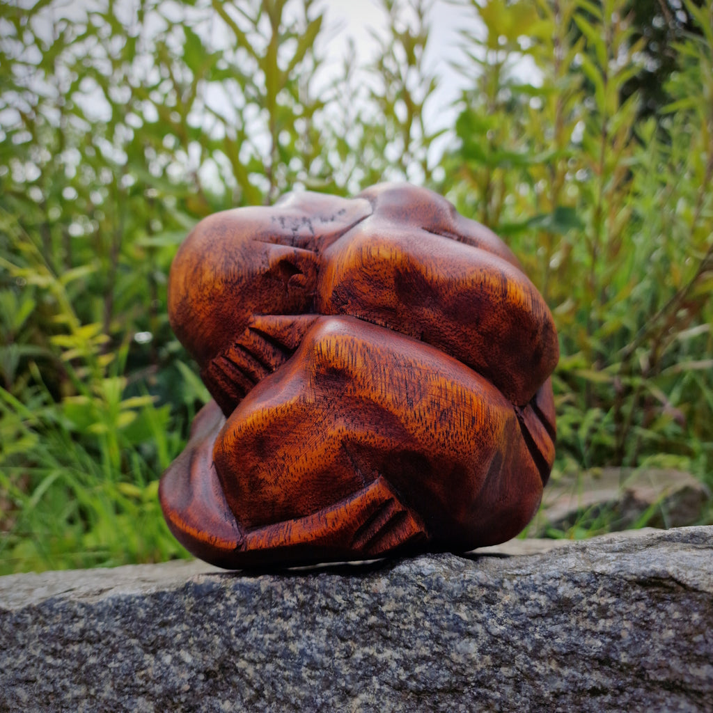 Handgefertigte Yogiman Orang Malu Skulptur Holzfigur Holzskulptur Meditation Yogi aus Bali ca. 14 x 14 cm